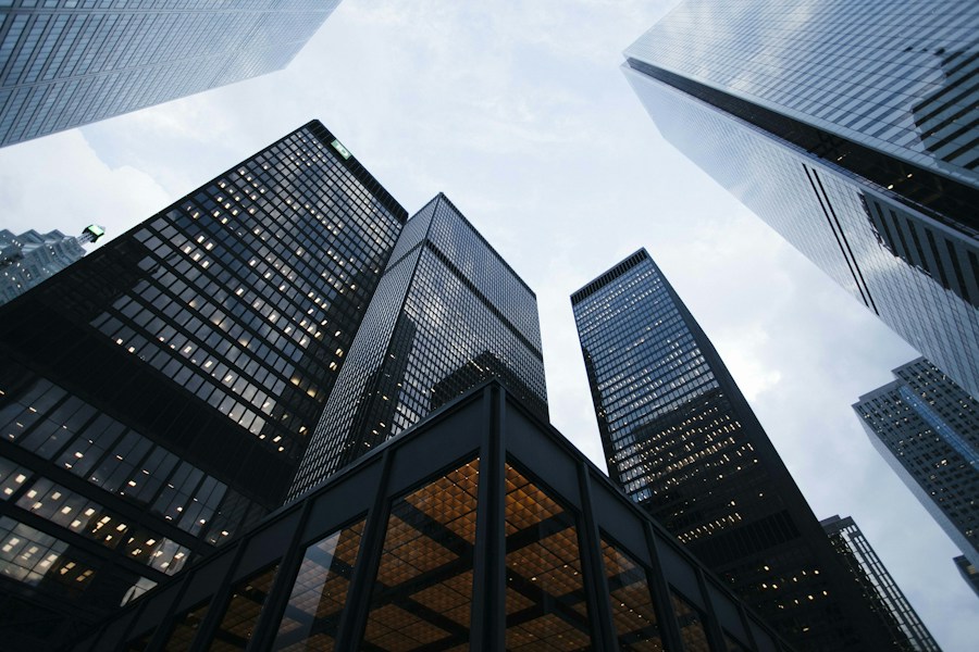 Edifícios residenciais e comerciais vistos de baixo