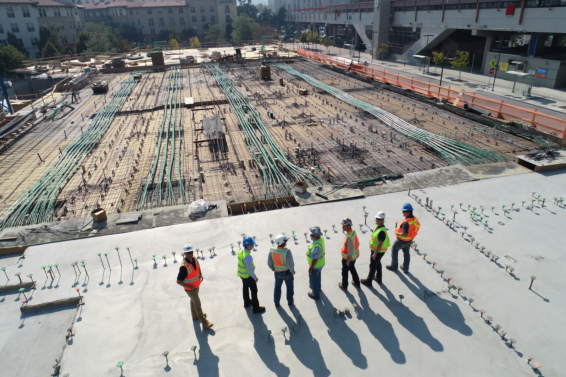 Canteiro de obras com estruturas de concreto e equipamentos de construção